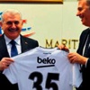 Binali Yıldırım'a Kartal forması Binali Yıldırım'a Kartal forması