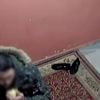 Elma yiyerek ayakkabı çalan hırsız kamerada Elma yiyerek ayakkabı çalan hırsız kamerada