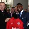 Eto'o Cumhurbaşkanı Erdoğan'a formasını hediye etti