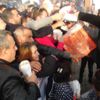 Vatandaş balık ekmek için birbirini ezdi