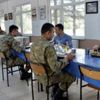 'Kışla'da korona tedbiri! Askerler aralıklı oturarak virüsten korunuyor 'Kışla'da korona tedbiri! Askerler aralıklı oturarak virüsten korunuyor