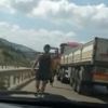 Çekmeköy'de maganda dehşeti: Tır şoförü önce otomobillerin önüne kırdı sonra tekmeledi Çekmeköy'de maganda dehşeti: Tır şoförü önce otomobillerin önüne kırdı sonra tekmeledi