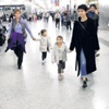 İkizleriyle Paris’e gitti