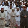 Pakistan da bayram namazı sosyal mesafesiz kılındı Pakistan da bayram namazı sosyal mesafesiz kılındı