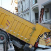 Kamyon apartmana girdi, şoför öldü Kamyon apartmana girdi, şoför öldü