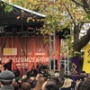 Şiirli, şarkılı, oyunlu protesto Şiirli, şarkılı, oyunlu protesto
