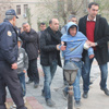 Kapkaççı çocuklar polise doğru kaçınca... Kapkaççı çocuklar polise doğru kaçınca...