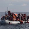 Göçmenleri kelepçeleyip denize attılar Göçmenleri kelepçeleyip denize attılar