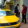 Büyükşehir belediyesi taksi şoförlerine maske dağıttı Büyükşehir belediyesi taksi şoförlerine maske dağıttı