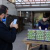Çeyrek altından pahalı eriği görenler yalnızca fotoğrafını çekebildi Çeyrek altından pahalı eriği görenler yalnızca fotoğrafını çekebildi