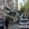 Kadıköy'de 6 katlı binanın üzerine vinç devrildi