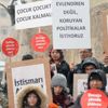 Kadınlar bugün sokaktaydı: 'Çocuklarla evlenmek suçtur' Kadınlar bugün sokaktaydı: 'Çocuklarla evlenmek suçtur'