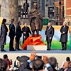 Churchill'in yanına Gandi heykeli Churchill'in yanına Gandi heykeli