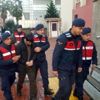 Kocaeli de yakalanan 3 DEAŞ lı adliyeye sevk edildi Kocaeli de yakalanan 3 DEAŞ lı adliyeye sevk edildi