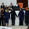 AK Partili kadın vekiller zincir oluşturdu AK Partili kadın vekiller zincir oluşturdu