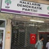 HDP binasına Türk Bayrağı astılar HDP binasına Türk Bayrağı astılar