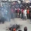Pakistan'da linç edilen bombacı yakıldı Pakistan'da linç edilen bombacı yakıldı