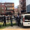 Yasağa uymayarak sokakta futbol oynayan 5 kişiyi uyaran ... Yasağa uymayarak sokakta futbol oynayan 5 kişiyi uyaran ...