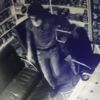 Hırsızlık yaparken güvenlik kamerasının yönünü değiştirdi Hırsızlık yaparken güvenlik kamerasının yönünü değiştirdi