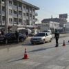 Kısıtlamaya uymadılar, ceza yazılmaması için polisi ... Kısıtlamaya uymadılar, ceza yazılmaması için polisi ...