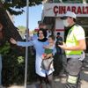 Pusetteki bebeğiyle karşıya geçmeye çalışan anneye araba çarptı, kadın sinir krizi geçirdi Pusetteki bebeğiyle karşıya geçmeye çalışan anneye araba çarptı, kadın sinir krizi geçirdi