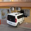 Acemi sürücü virajı alamayınca sağlık ocağına girdi