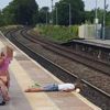 Tren istasyonunda akılalmaz görüntü… Ölüme davetiye çıkardı! Tren istasyonunda akılalmaz görüntü… Ölüme davetiye çıkardı!