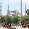 Sultanahmet Meydanı'nda devriye gezen Atlı Birlik yoğun ilgi gördü