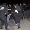 Köylü kadınlar güvenlikçileri dövmüş ! Köylü kadınlar güvenlikçileri dövmüş !