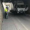 TIR alt geçitte sıkıştı TIR alt geçitte sıkıştı