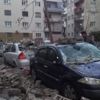 İstinat duvarı park halindeki otomobillerin üzerine yıkıldı İstinat duvarı park halindeki otomobillerin üzerine yıkıldı