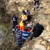 Balık tutmak isterken kayalıklardan denize düştü
