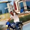 Kasksız olarak motosiklet kullanan sürücü içki içti, hiçbir şey olmamış gibi yoluna devam etti