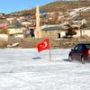 Donan Çıldır Gölü nde aracıyla drift yapan sürücü ...