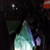Kurtarılmayı ölen babasına baka baka bekledi Kurtarılmayı ölen babasına baka baka bekledi