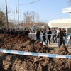 Diyarbakır’da kriz büyüyor: Belediye, DEDAŞ’ın önüne hendek kazdı Diyarbakır’da kriz büyüyor: Belediye, DEDAŞ’ın önüne hendek kazdı