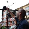 Tufan Usta güvercinleri elleriyle besliyor Tufan Usta güvercinleri elleriyle besliyor