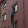Pencerede asılı kaldı Pencerede asılı kaldı