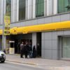 Balıkesir de bankalarda uzun kuyruklar oluştu Balıkesir de bankalarda uzun kuyruklar oluştu