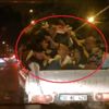 6 kişinin kamyonet kasasında tehlikeli yolculuğu 6 kişinin kamyonet kasasında tehlikeli yolculuğu