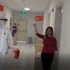Karantinadaki çocuklara sürpriz bayram kutlaması Karantinadaki çocuklara sürpriz bayram kutlaması