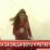 Fox TV muhabirinin dalgalarla mücadelesi