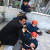 Baca temizlerken, bitişik binadaki balkona düştü