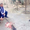 MHP adayları kedileri topladı MHP adayları kedileri topladı