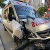 Ambulans minibüs ve otomobile çarptı: 1 yaralı