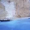 Yunanistan'da kayalar turistlerin üzerine düştü