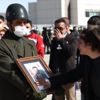 Sevdiğine son bakış! Şehitlerin uğurlandığı törene 1 yaşındaki oğluyla kalan acılı eşin bakışları damga vurdu