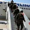 Afganistan'dan dönen Mehmetçik askeri yetkililer tarafından çiçeklerle karşılandı