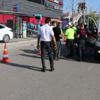 Sürücüsünün kalp krizi geçirdiği otomobil otobüs durağına daldı: 4 yaralı Sürücüsünün kalp krizi geçirdiği otomobil otobüs durağına daldı: 4 yaralı