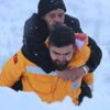 112 görevlisi hastayı sırtında taşıdı
